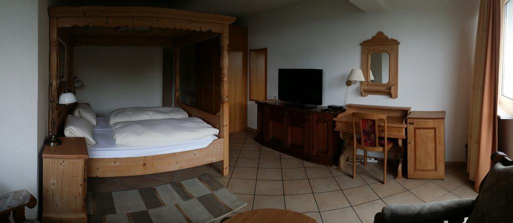 Hotel Zur Engelsburg Hausen-Wied Room photo